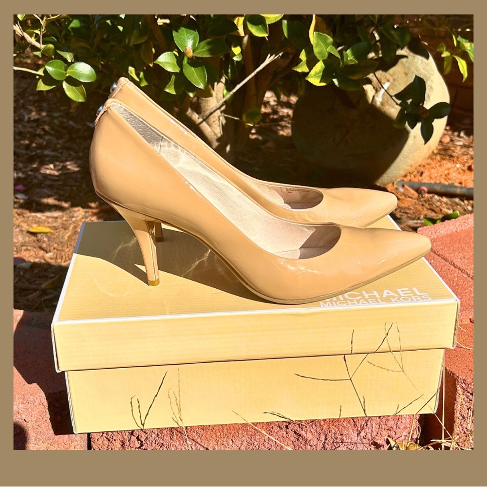 Michael Kors EUC 🔥 Sexy 🔥 MK Flex Mid Pump Nude Patent Leather SZ 8M